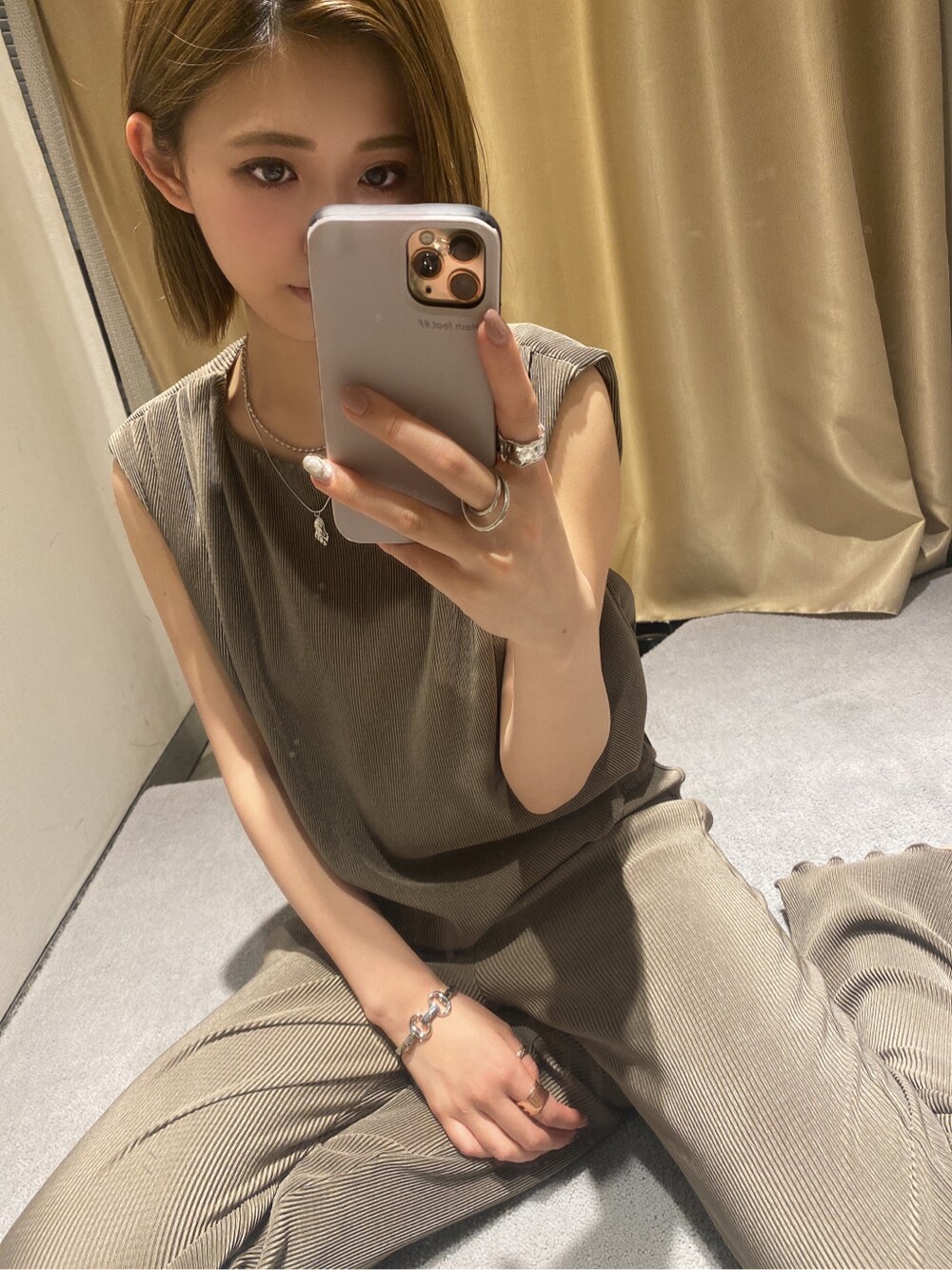 ブラック系のサンダル、ベージュ系のTシャツ/カットソー、ベージュ系のその他パンツを着用したレディースの春コーディネートの3枚目の写真
