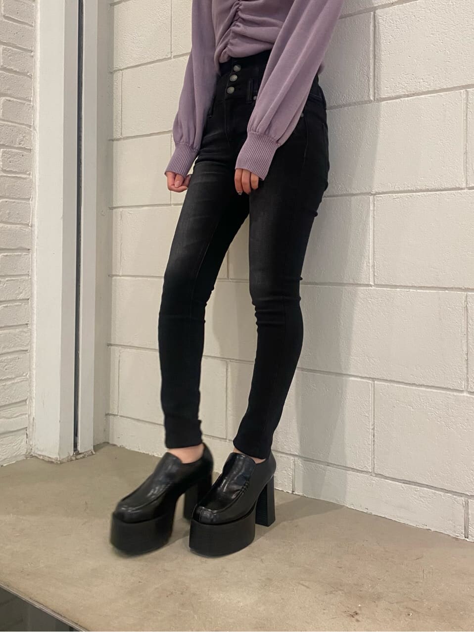 ベージュ系のトレンチコート、ブラック系のローファー、パープル系のニット/セーターを着用したレディースの冬コーディネートの7枚目の写真