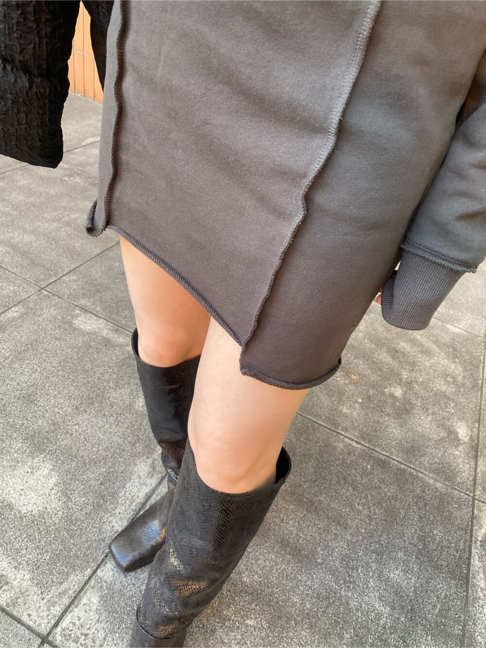 その他のブーツ、ブラック系のダウンジャケット/コート、グレー系のワンピースを着用したレディースの秋コーディネートの8枚目の写真