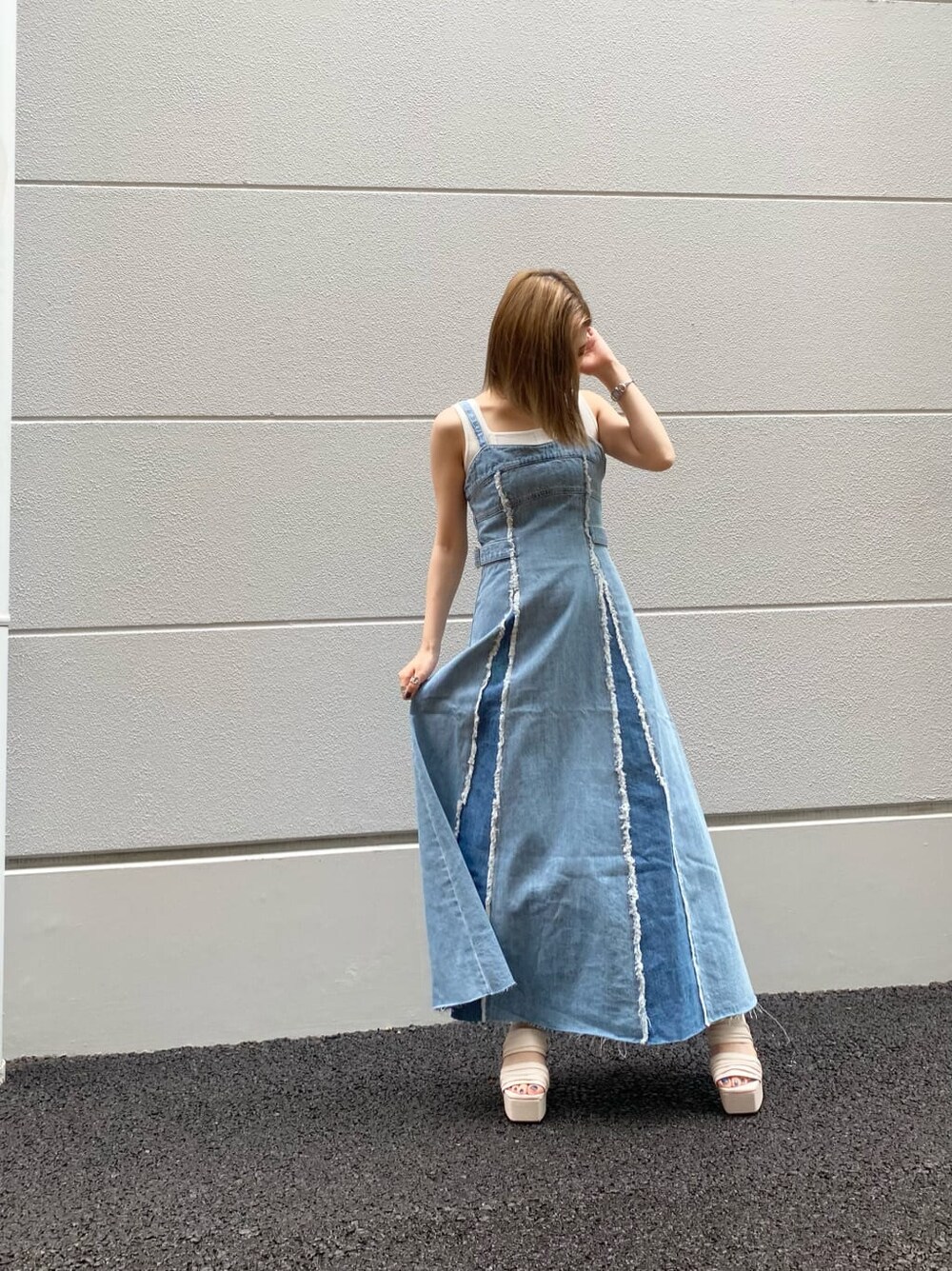 ホワイト系のタンクトップ、ブルー系のワンピース、ホワイト系のサンダルを着用したレディースの夏コーディネートの5枚目の写真