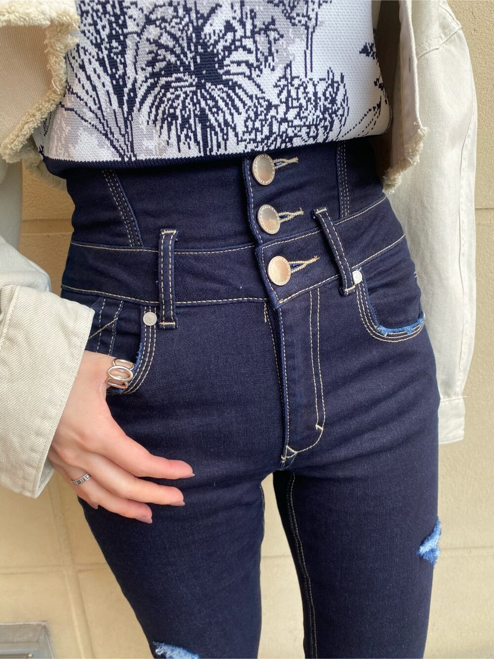 ブルー系のデニムパンツ、ホワイト系のデニムジャケット、ブラック系のサンダルを着用したレディースの春コーディネートの4枚目の写真