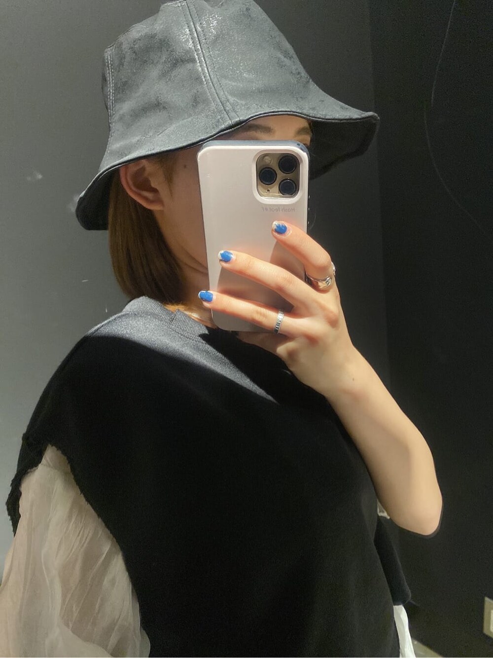 ブラック系のTシャツ/カットソー、イエロー系のその他パンツ、ホワイト系のサンダルを着用したレディースの夏コーディネートの6枚目の写真