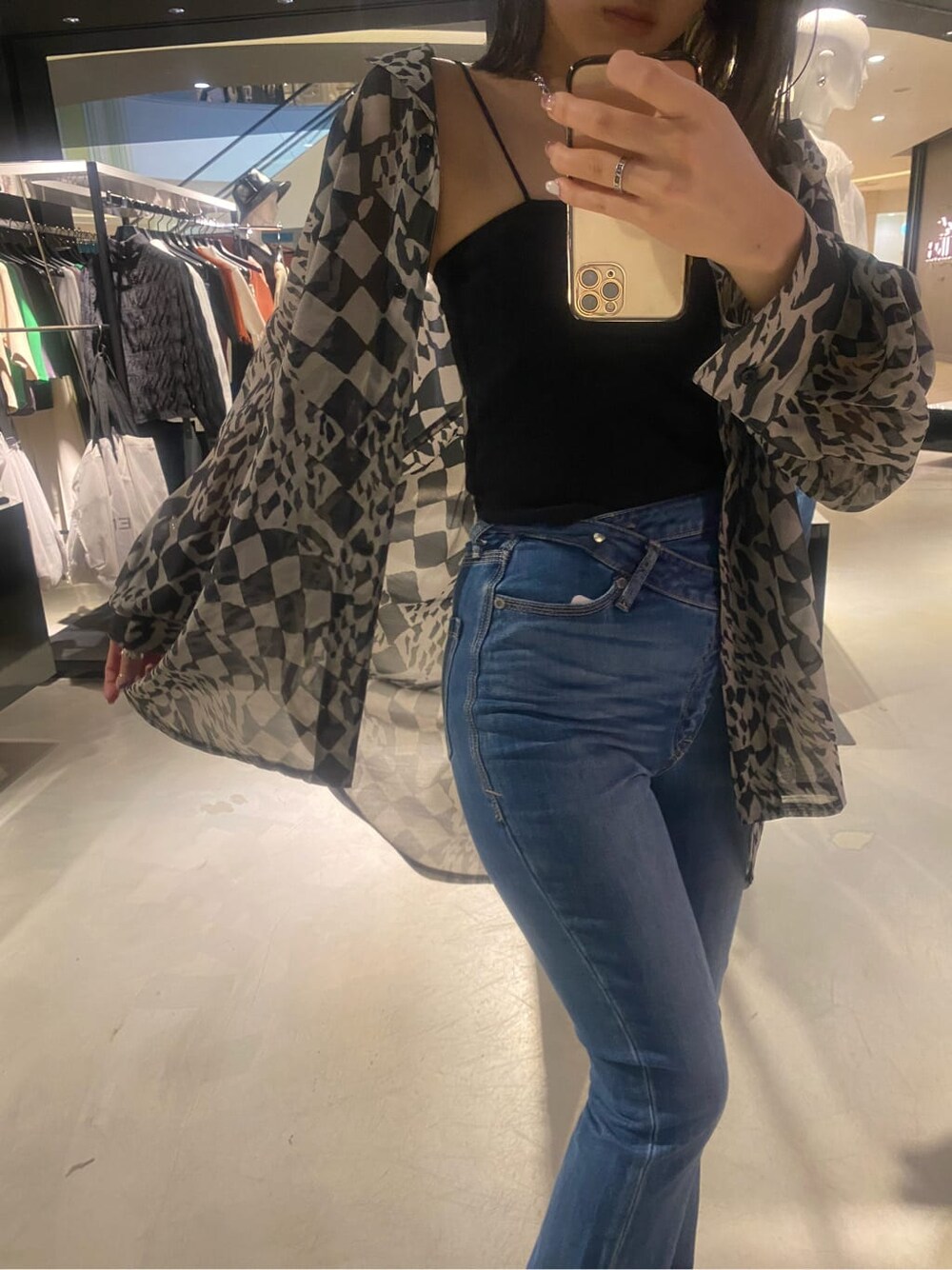 ブラック系のキャミソール、ブラック系のサンダル、その他のシャツ/ブラウスを着用したレディースの春コーディネートの5枚目の写真