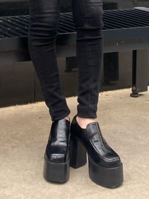 ブラック系のローファー、グリーン系のシャツ/ブラウス、ブラック系のデニムパンツを着用したレディースの冬コーディネートの9枚目の写真