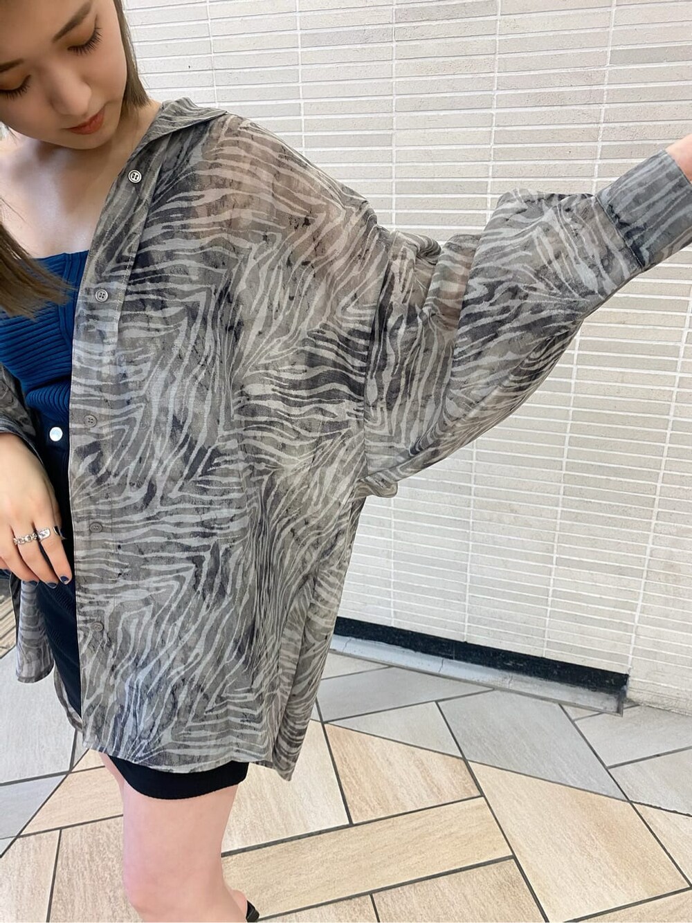 グレー系のサンダル、その他のシャツ/ブラウス、ブルー系のニット/セーターを着用したレディースの夏コーディネートの3枚目の写真