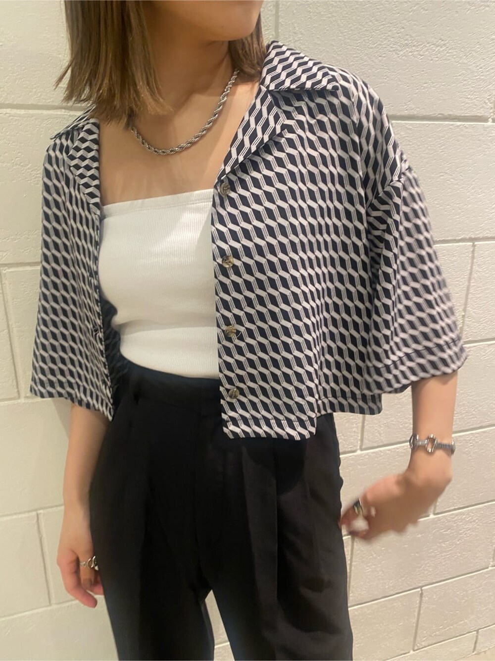 ホワイト系のキャミソール、ブラック系のサンダル、その他のシャツ/ブラウスを着用したレディースの春コーディネートの6枚目の写真