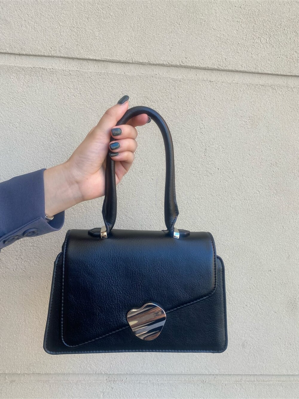 ブルー系のテーラードジャケット、ブラック系のハンドバッグ、ホワイト系のTシャツ/カットソーを着用したレディースの夏コーディネートの9枚目の写真