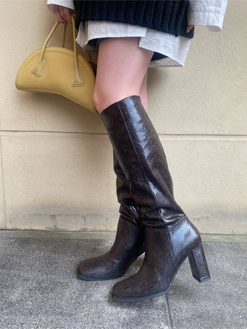 ホワイト系のシャツ/ブラウス、グレー系のスカート、その他のブーツを着用したレディースの秋コーディネートの6枚目の写真