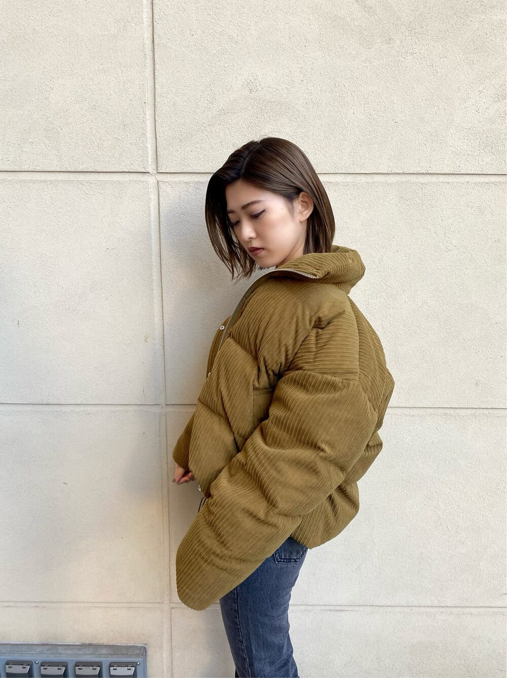 その他のローファー、イエロー系のダウンジャケット/コート、ホワイト系のニット/セーターを着用したレディースの冬コーディネートの3枚目の写真