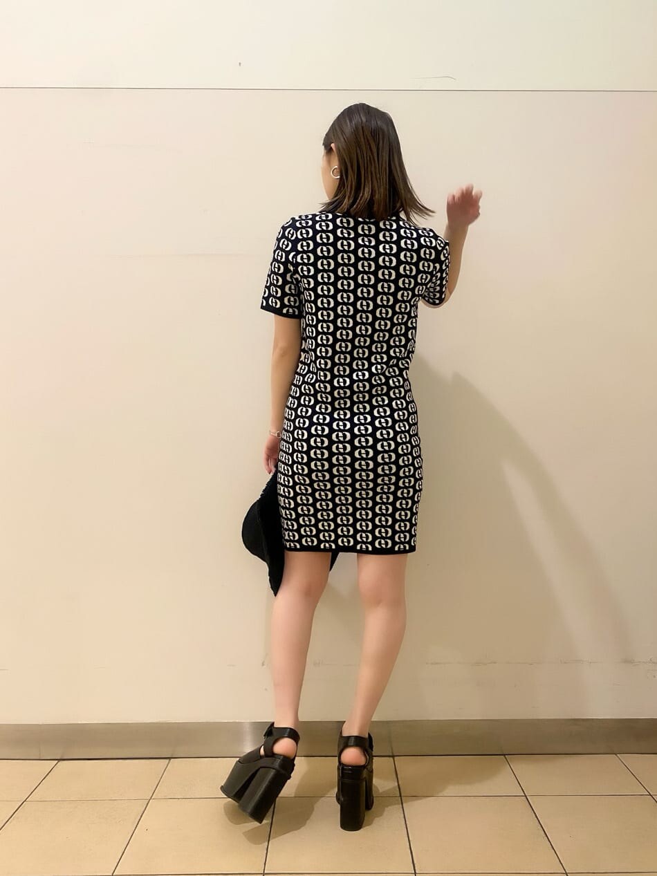 ブラック系のサンダル、その他のワンピース、ブラック系のハットを着用したレディースの春コーディネートの3枚目の写真