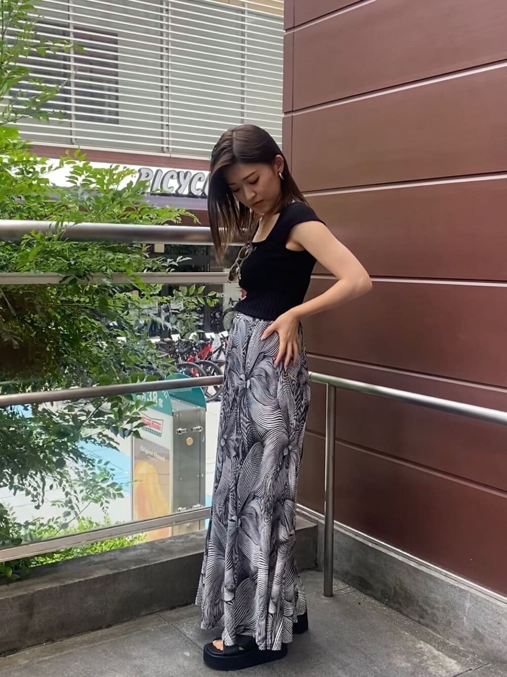 ブラック系のサンダル、ブラック系のタンクトップ、その他のスカートを着用したレディースの夏コーディネートの3枚目の写真