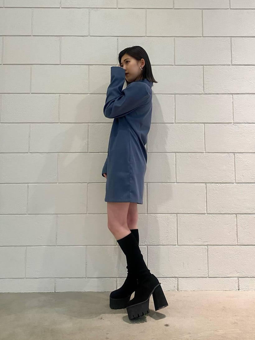 ブルー系のワンピース、ブラック系のブーツを着用したレディースの冬コーディネートの2枚目の写真