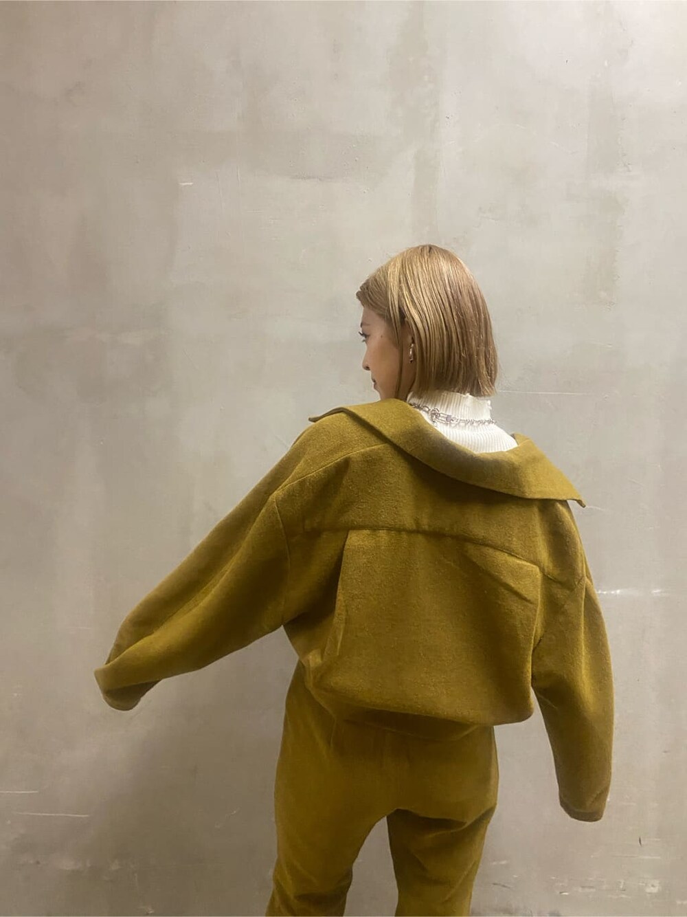 イエロー系のその他パンツ、イエロー系のその他アウター、その他のパンプスを着用したレディースの秋コーディネートの6枚目の写真