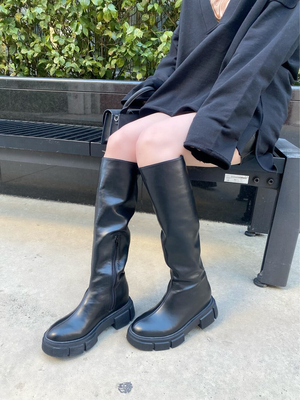 ブラック系のスカート、その他のTシャツ/カットソー、ブラック系のブーツを着用したレディースの冬コーディネートの8枚目の写真