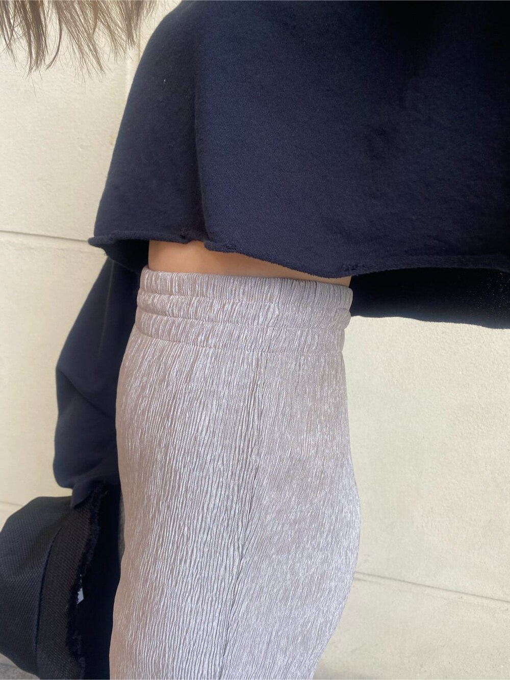 グレー系のその他パンツ、ブラック系のサンダル、ホワイト系のTシャツ/カットソーを着用したレディースの春コーディネートの9枚目の写真