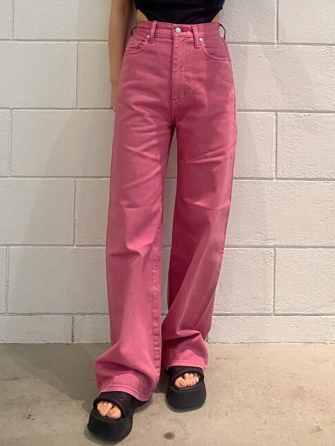 ピンク系のデニムパンツ、ブラック系のTシャツ/カットソー、シルバー系のネックレスを着用したレディースの夏コーディネートの7枚目の写真