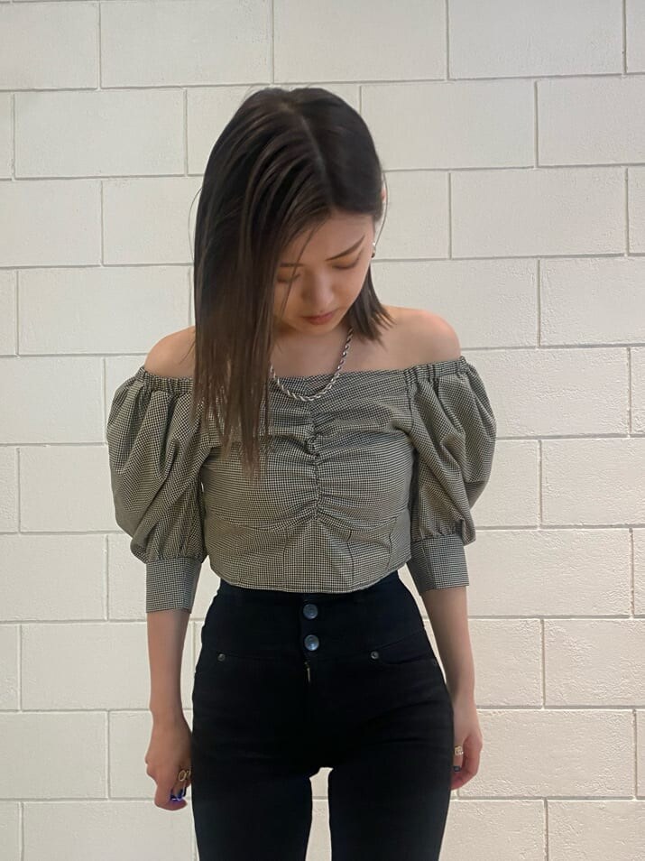 ブラック系のデニムパンツ、ブラック系のサンダル、その他のTシャツ/カットソーを着用したレディースの春コーディネートの6枚目の写真