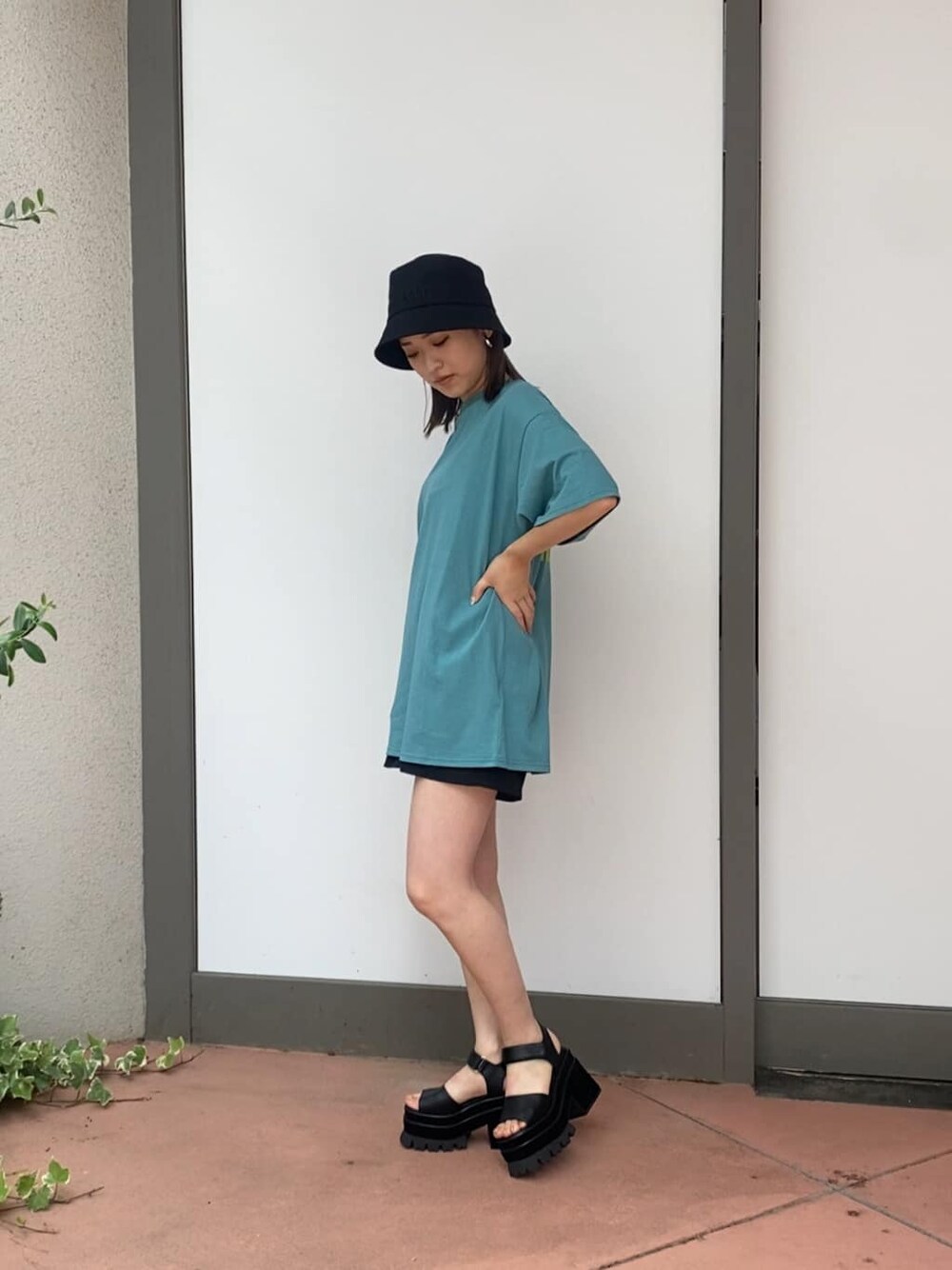 ブラック系のその他パンツ、ブルー系のTシャツ/カットソー、ブラック系のサンダルを着用したレディースの夏コーディネートの2枚目の写真