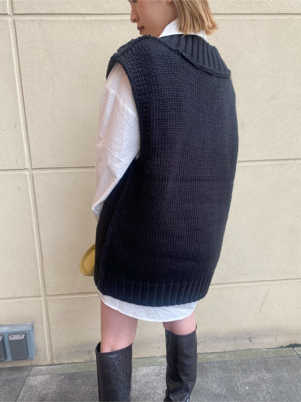 ホワイト系のシャツ/ブラウス、グレー系のスカート、その他のブーツを着用したレディースの秋コーディネートの8枚目の写真