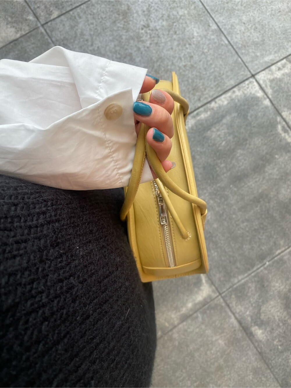 ホワイト系のシャツ/ブラウス、グレー系のスカート、その他のブーツを着用したレディースの秋コーディネートの9枚目の写真