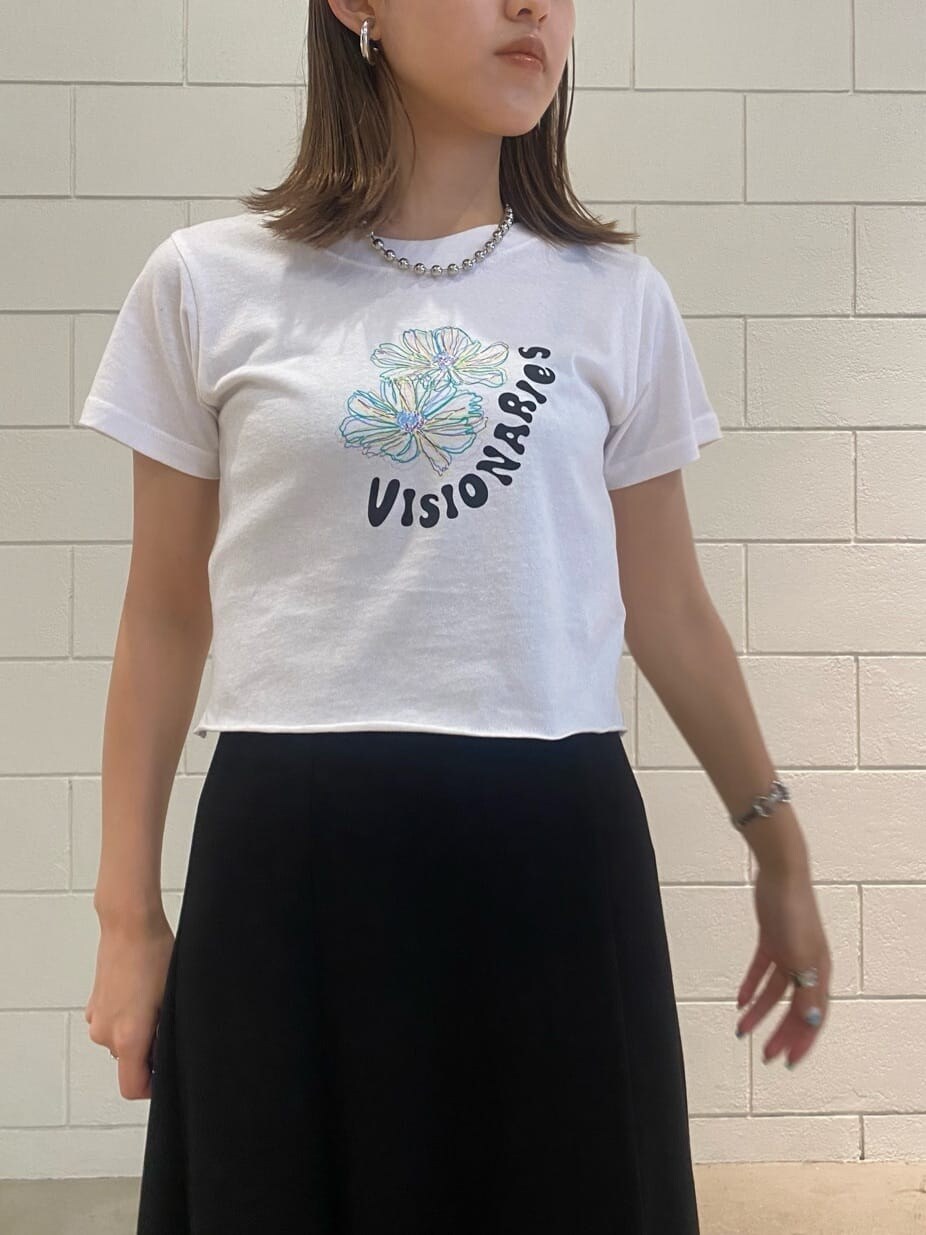 ブラック系のスカート、ブラック系のサンダル、ホワイト系のTシャツ/カットソーを着用したレディースの夏コーディネートの5枚目の写真