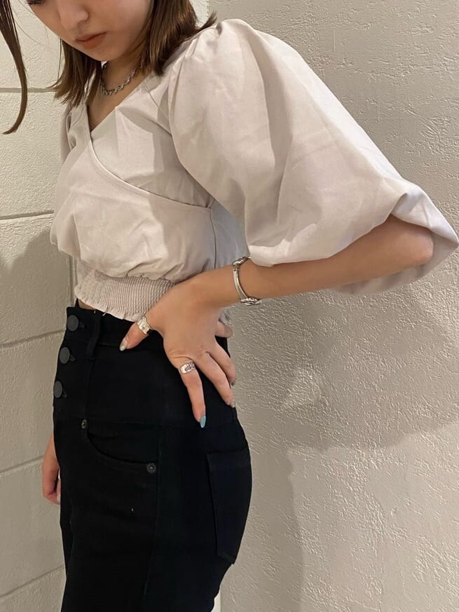 ブラック系のデニムパンツ、ブラック系のサンダル、ホワイト系のTシャツ/カットソーを着用したレディースの夏コーディネートの7枚目の写真