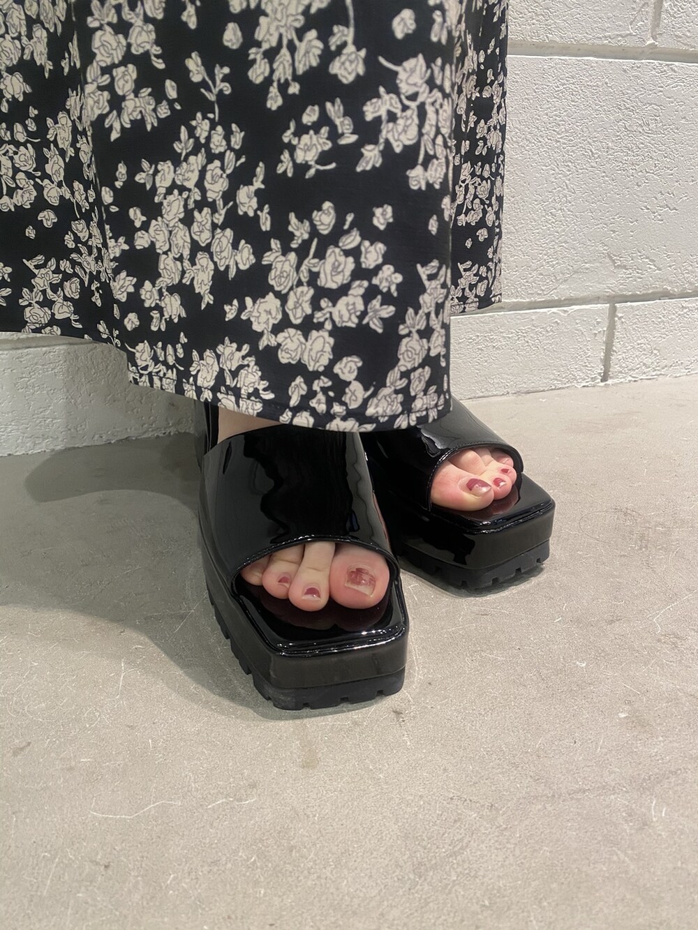 ブラック系のサンダル、ブラック系のシャツ/ブラウス、ホワイト系のTシャツ/カットソーを着用したレディースの春コーディネートの10枚目の写真