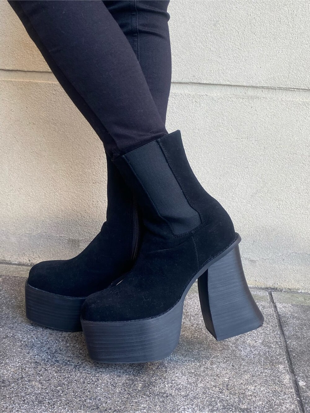 ブラック系のブーツ、ブラック系のハンドバッグ、イエロー系のニット/セーターを着用したレディースの秋コーディネートの7枚目の写真