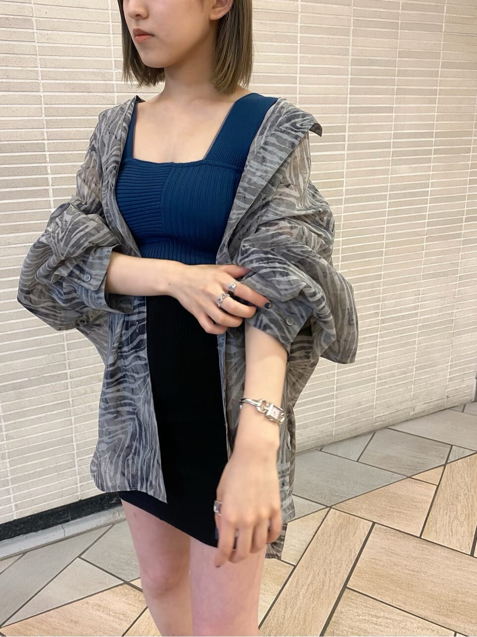 グレー系のサンダル、その他のシャツ/ブラウス、ブルー系のニット/セーターを着用したレディースの夏コーディネートの2枚目の写真