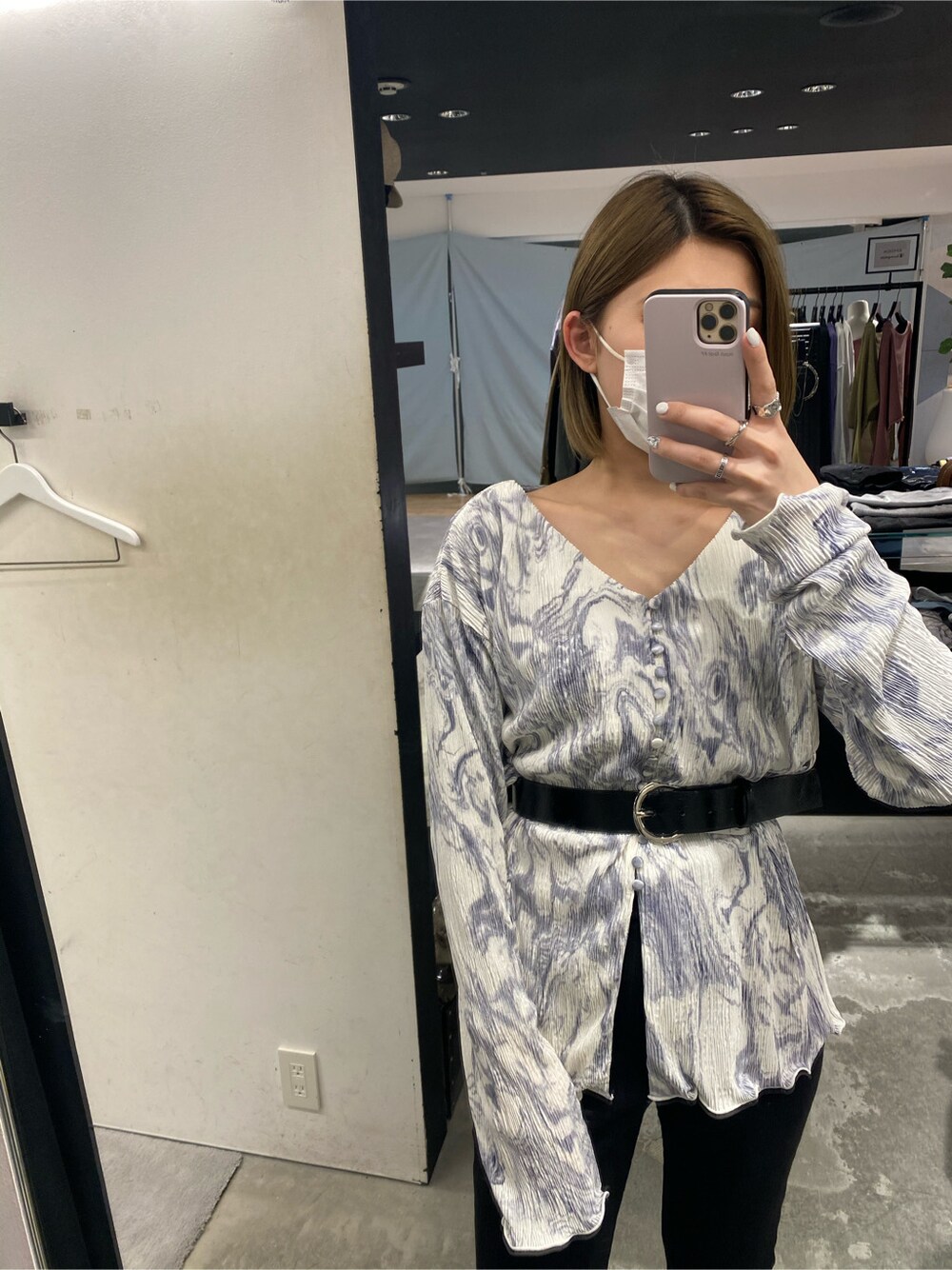 ブラック系のその他パンツ、その他のシャツ/ブラウス、ブラック系のベルトを着用したレディースの春コーディネートの3枚目の写真