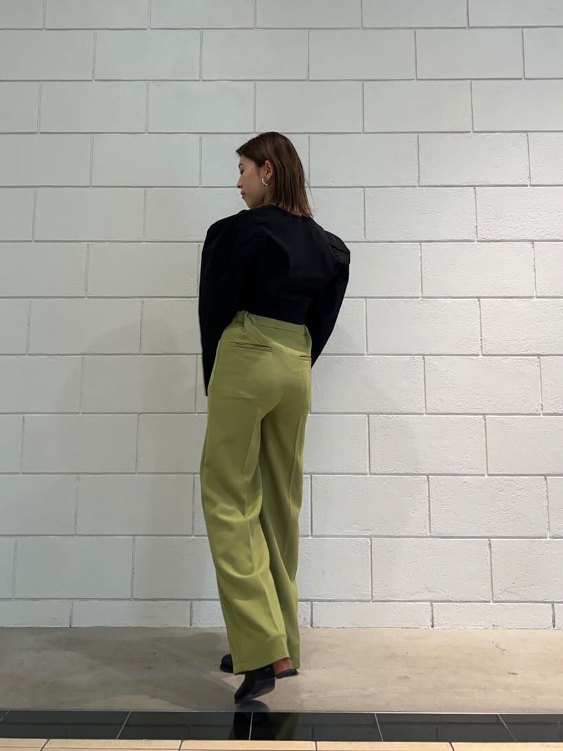 イエロー系のその他パンツ、ブラック系のTシャツ/カットソー、ブラック系のブーツを着用したレディースの春コーディネートの3枚目の写真