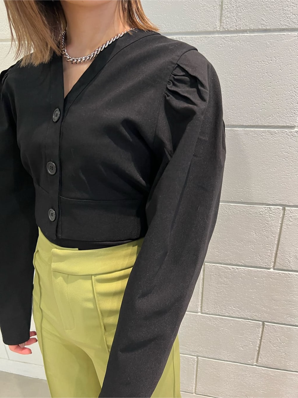 イエロー系のその他パンツ、ブラック系のTシャツ/カットソー、ブラック系のブーツを着用したレディースの春コーディネートの4枚目の写真