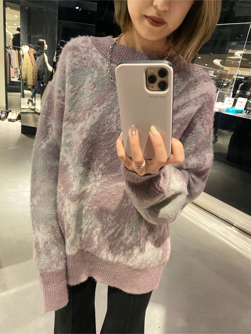 パープル系のニット/セーターを着用したレディースの冬コーディネートの2枚目の写真