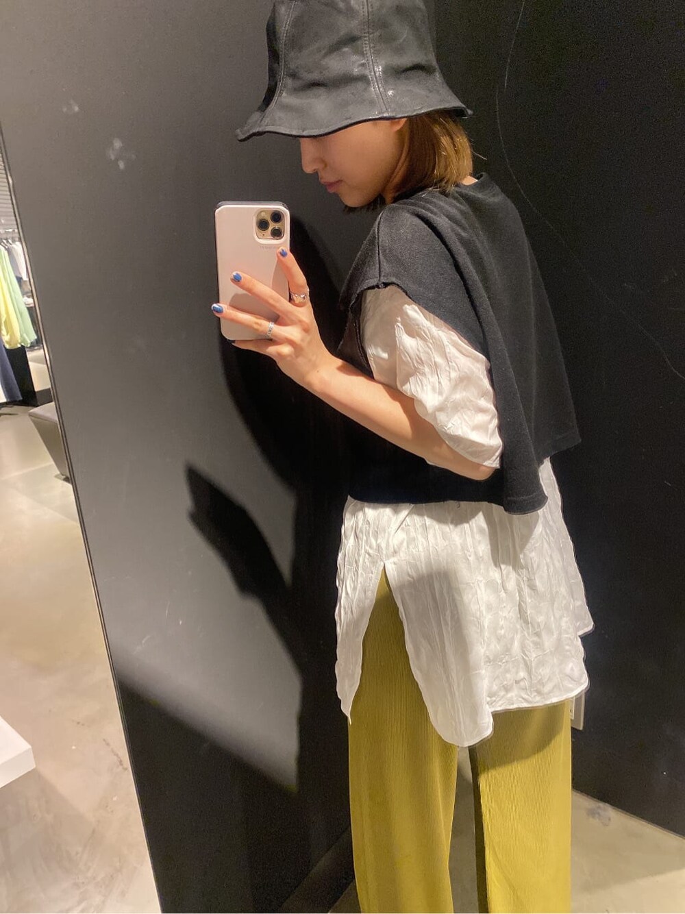 ブラック系のTシャツ/カットソー、イエロー系のその他パンツ、ホワイト系のサンダルを着用したレディースの夏コーディネートの3枚目の写真