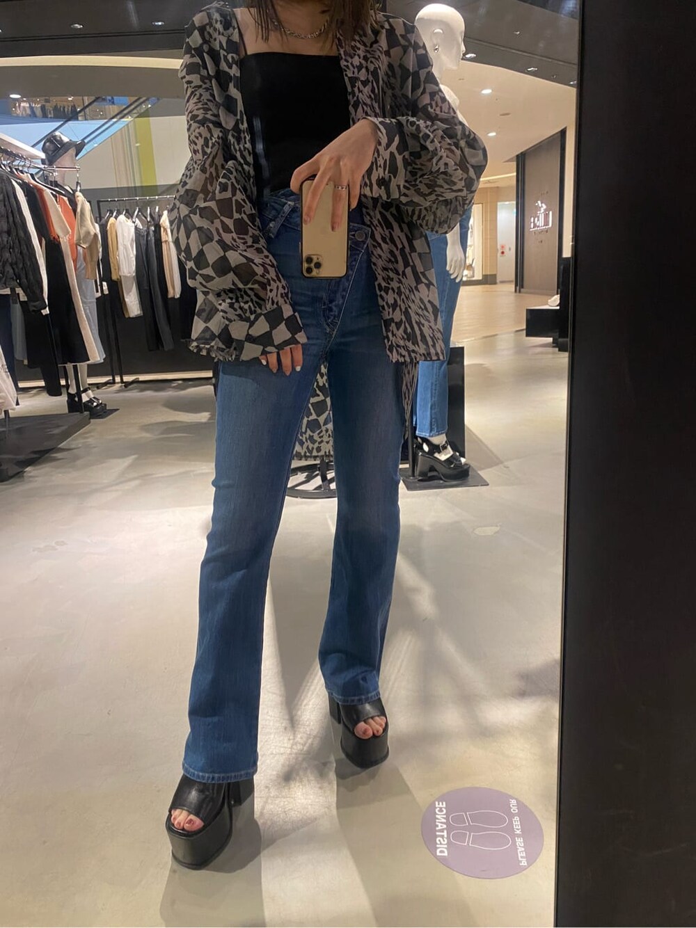 ブラック系のキャミソール、ブラック系のサンダル、その他のシャツ/ブラウスを着用したレディースの春コーディネートの2枚目の写真