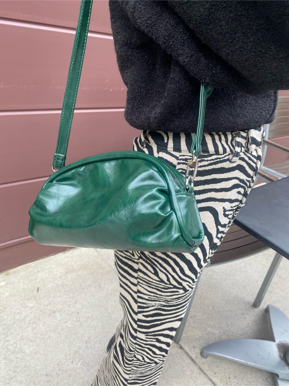 その他のその他パンツ、グリーン系のボディバッグ/ウエストポーチ、ブラック系のニット/セーターを着用したレディースの秋コーディネートの6枚目の写真