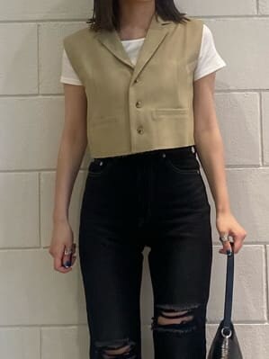 ブラック系のハンドバッグ、ホワイト系のTシャツ/カットソー、イエロー系のテーラードジャケットを着用したレディースの夏コーディネートの6枚目の写真