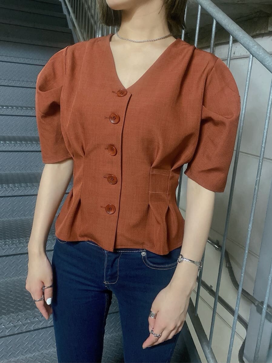 ブラック系のサンダル、ブルー系のデニムパンツを着用したレディースの夏コーディネートの4枚目の写真