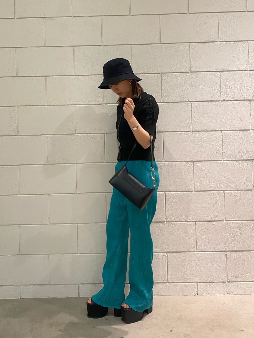 ブラック系のキャミソール、ブラック系のサンダル、ブルー系のその他パンツを着用したレディースの春コーディネートの2枚目の写真