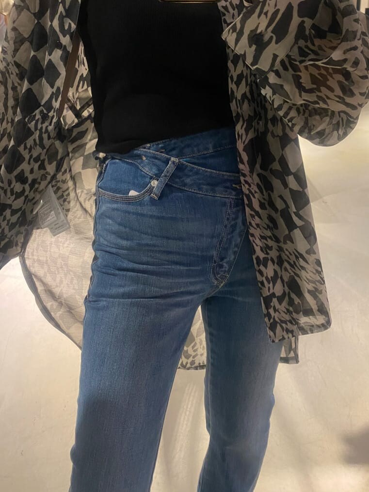 ブラック系のキャミソール、ブラック系のサンダル、その他のシャツ/ブラウスを着用したレディースの春コーディネートの9枚目の写真