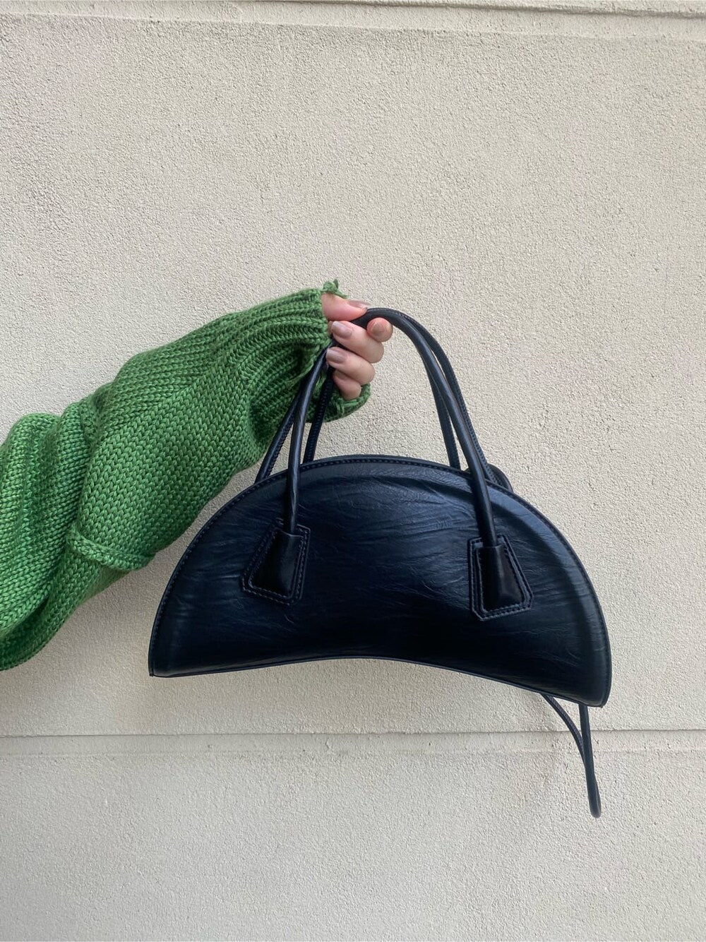 ブラック系のスカート、ブラック系のブーツ、ホワイト系のTシャツ/カットソーを着用したレディースの秋コーディネートの8枚目の写真