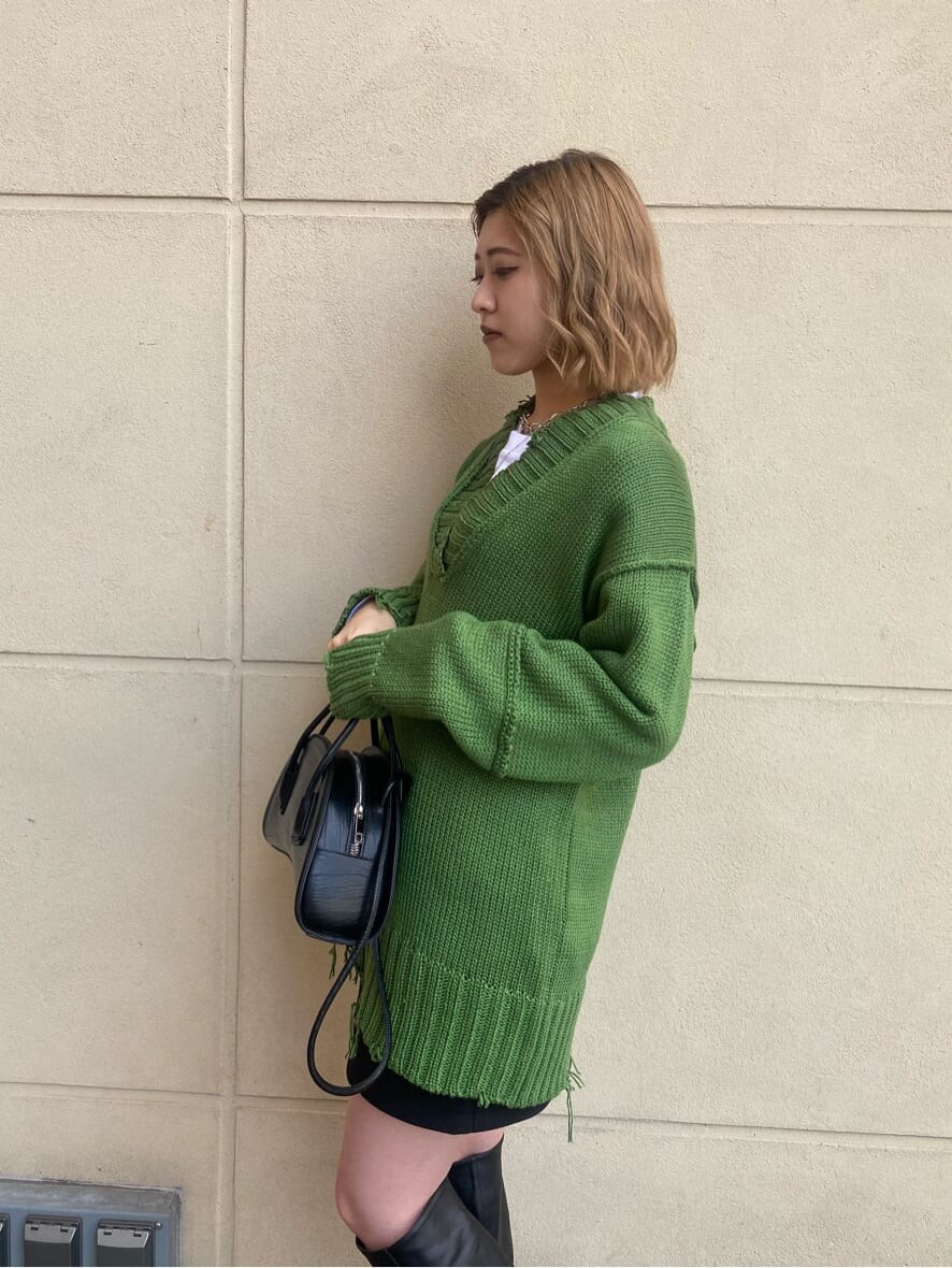 ブラック系のスカート、ブラック系のブーツ、ホワイト系のTシャツ/カットソーを着用したレディースの秋コーディネートの6枚目の写真