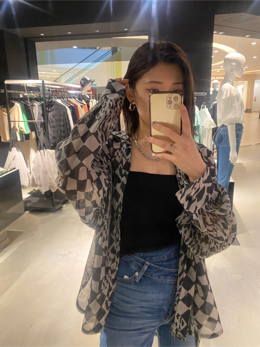 ブラック系のキャミソール、ブラック系のサンダル、その他のシャツ/ブラウスを着用したレディースの春コーディネートの6枚目の写真