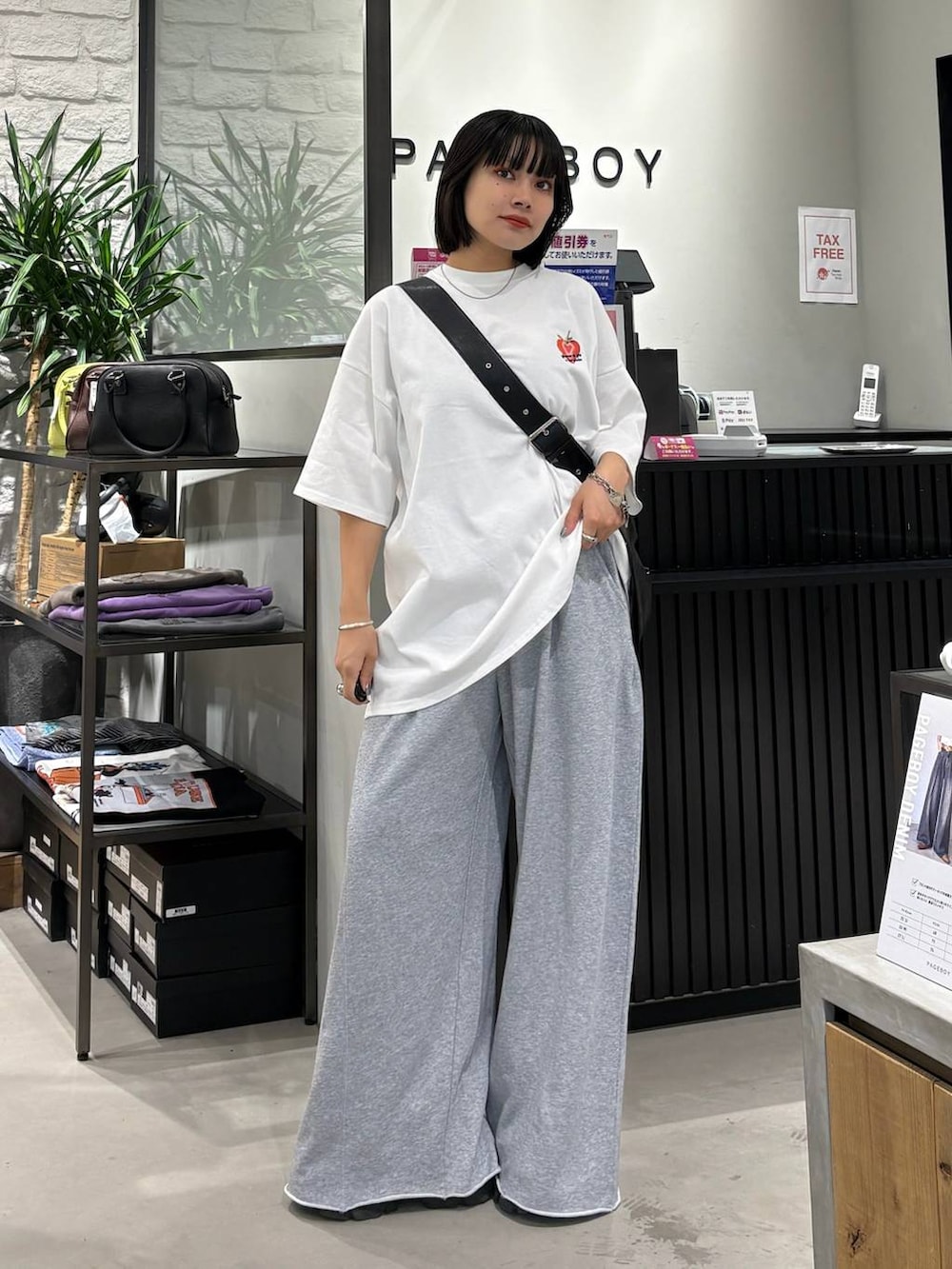 「低身長、着痩せ・細見え、カジュアル、骨格ストレート、体型カバー、モード、ストリート、PAGEBOY、PBLIM、骨格ストレート_PAGEBOY、エレガント_PAGEBOY」|「PAGEBOYのプラットチャンキースニーカー(スニーカー、ブラック系)」を使った、imamuuさん(レディース・154cm)の夏コーディネートの2枚目の写真