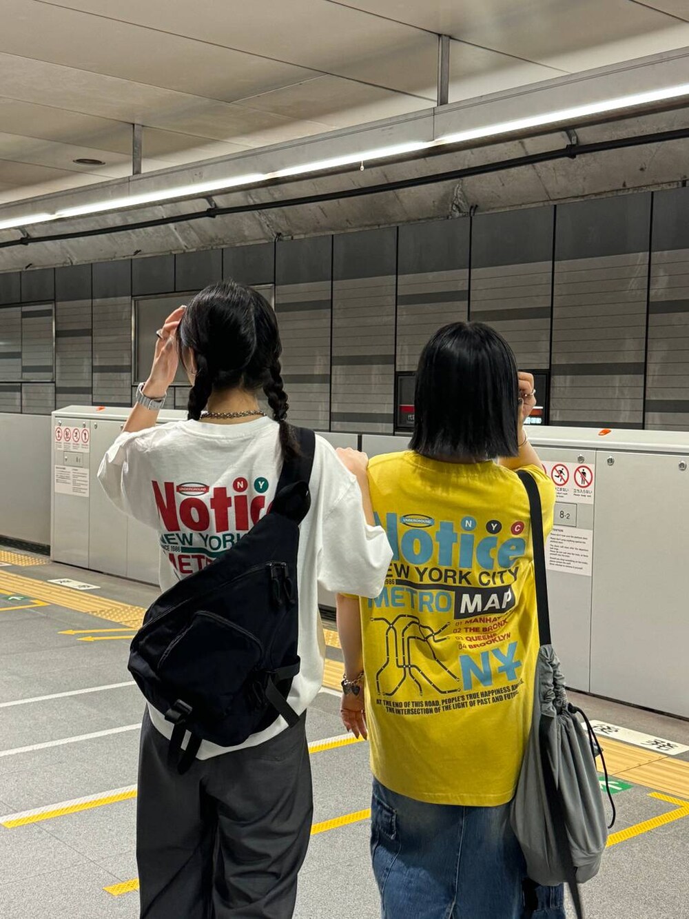 グレー系のバックパック/リュック、ブルー系のデニムスカート、イエロー系のTシャツ/カットソーを着用したレディースの春コーディネートの3枚目の写真