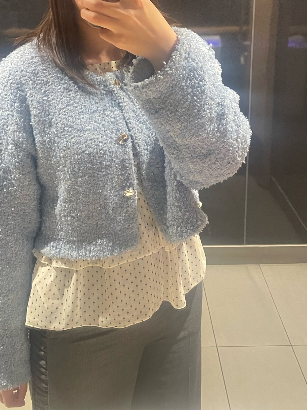 ブルー系のカーディガン/ボレロ、ホワイト系のTシャツ/カットソー、グレー系のその他パンツを着用したレディースの春コーディネートの2枚目の写真