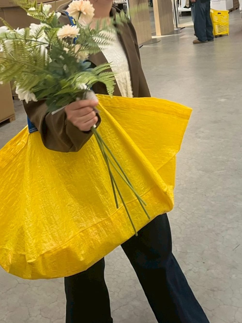 ホワイト系のシャツ/ブラウス、ブラウン系のテーラードジャケット、ピンク系のハンドバッグを着用したレディースの春コーディネートの3枚目の写真