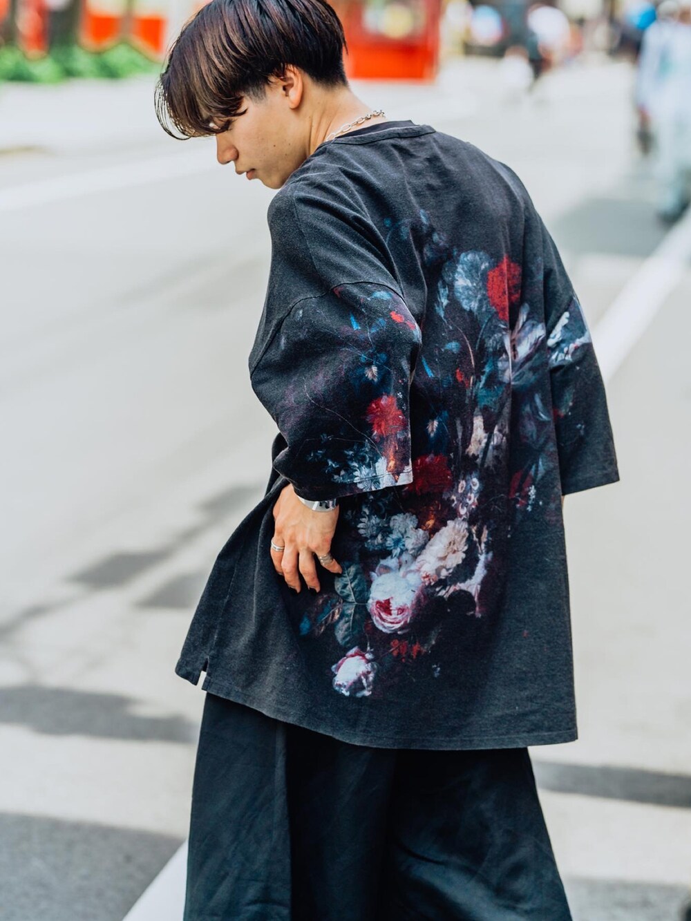 ブラック系のパンツ、ブラック系のトップス、ブラック系のシューズを着用したメンズの春コーディネートの3枚目の写真