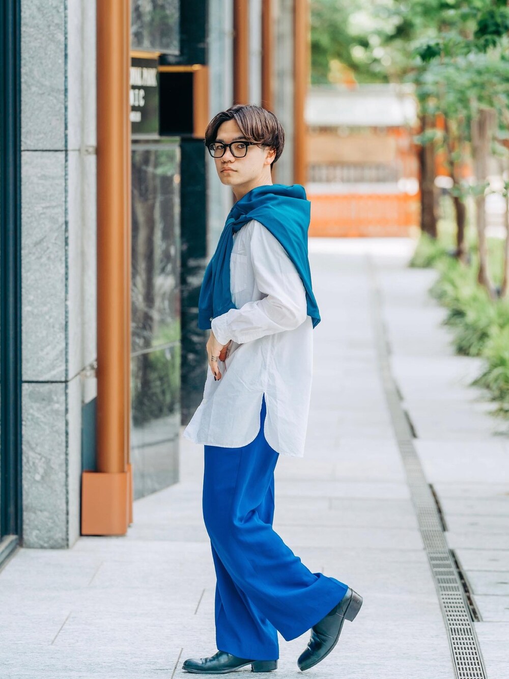 ホワイト系のシャツ/ブラウス、ブルー系のシャツ/ブラウス、ブルー系のスラックスを着用したメンズの春コーディネートの2枚目の写真