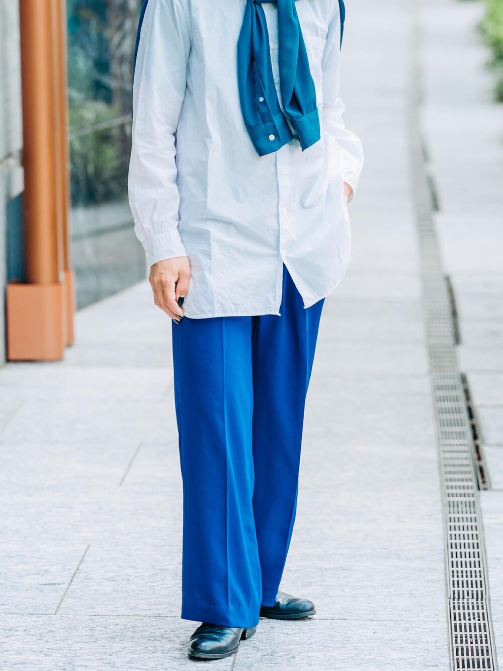 ホワイト系のシャツ/ブラウス、ブルー系のシャツ/ブラウス、ブルー系のスラックスを着用したメンズの春コーディネートの3枚目の写真